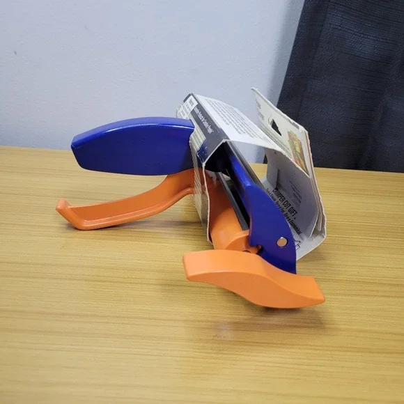 Fiskars Blue & Orange Paper Crimper - Paper Craft Tool - Picture 2 of 4